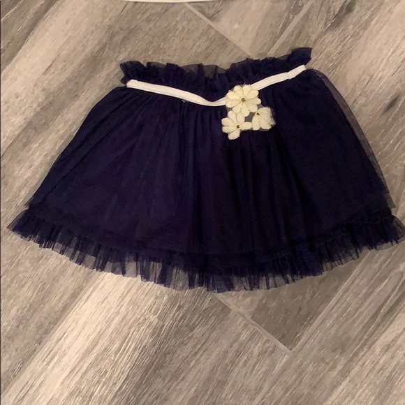 Mini mini 2pcs lace sleeve long sleeve top & tutu. - Picture 5 of 5